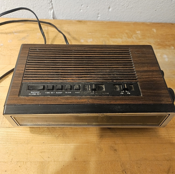 Realistic Chronomatic 211 WoodGrain Digital Alarm Clock AM&FM Radio-Tested&Works - Picture 2 of 8